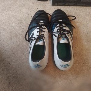 This is a soccer/football cleat(boot). I want to sell it.